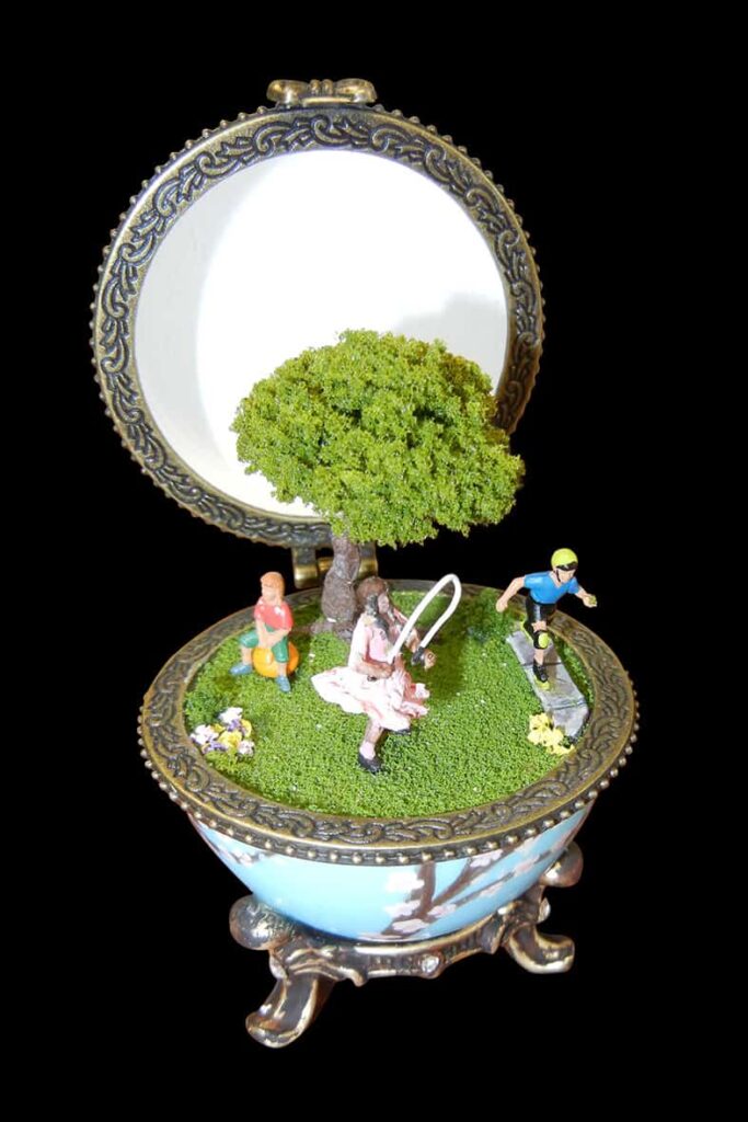 2012 Commemorative Egg - open